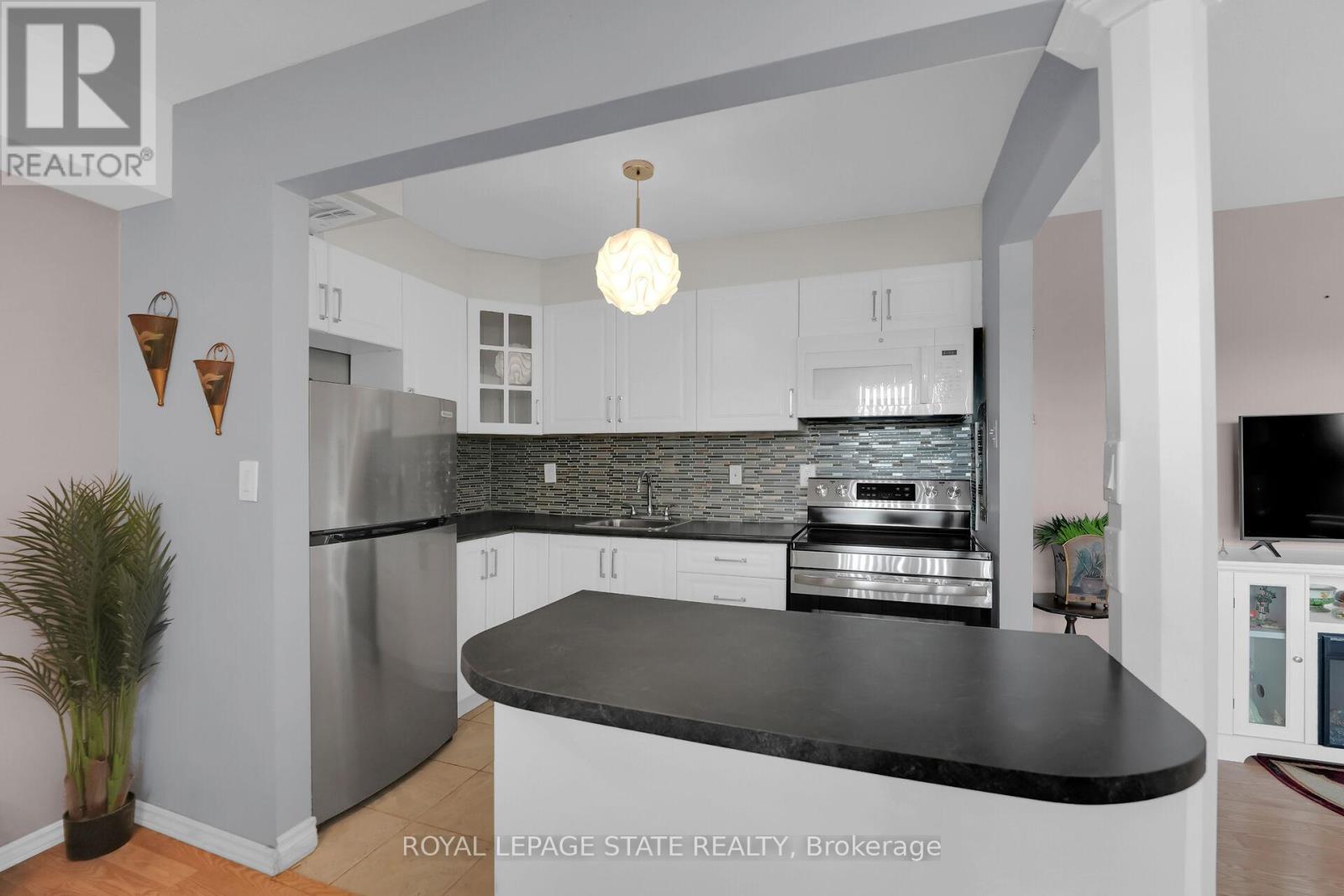605 - 15 Albright Road, Hamilton, Ontario  L8K 5J2 - Photo 8 - X12428040
