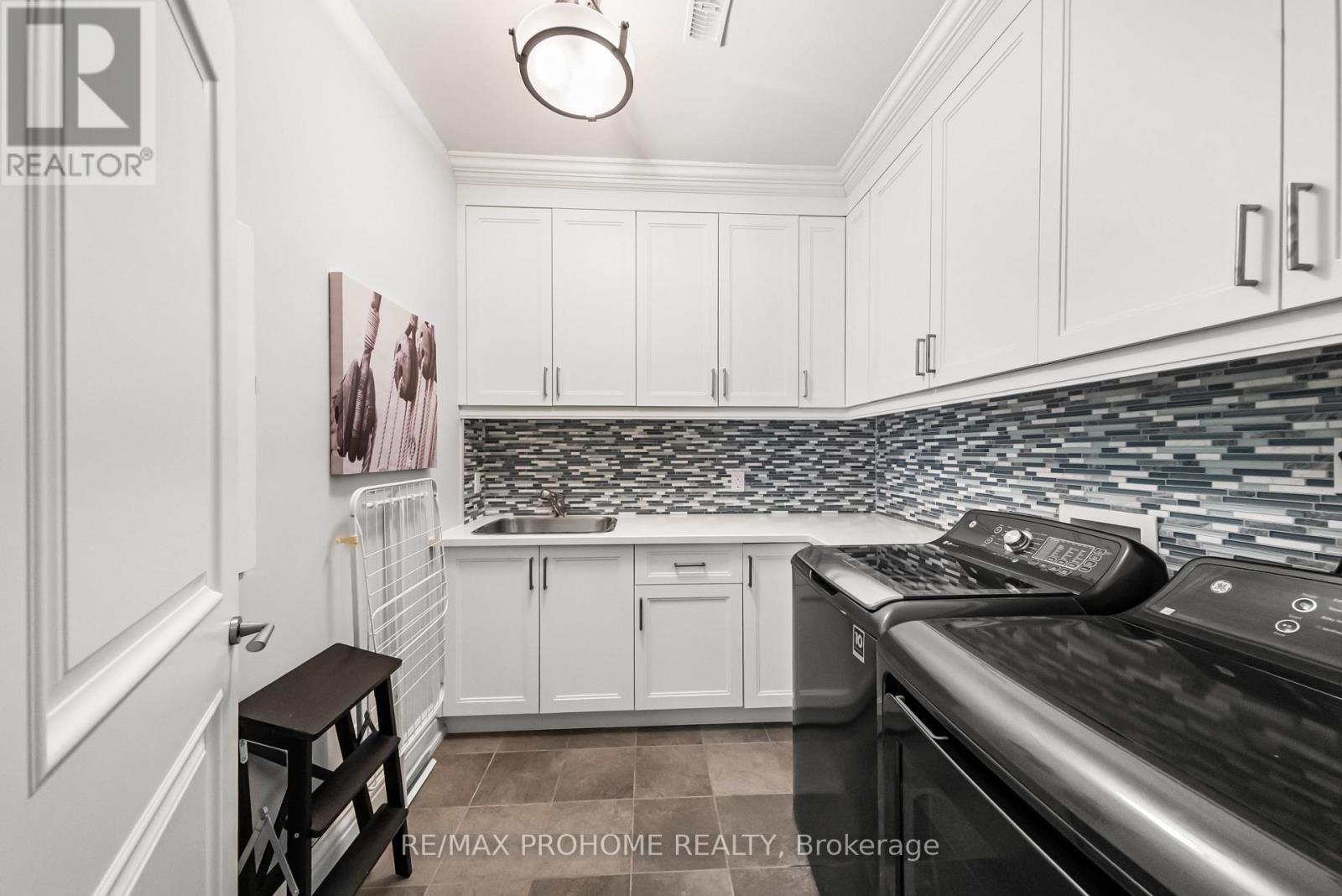 38 Park Crescent, Richmond Hill, Ontario  L4E 3J4 - Photo 37 - N12426790
