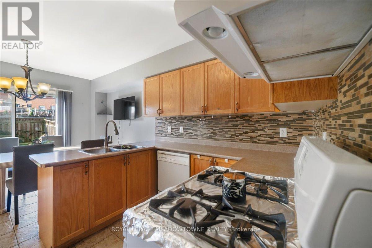 13 Albright Road, Brampton, Ontario  L6X 5C8 - Photo 12 - W12388635