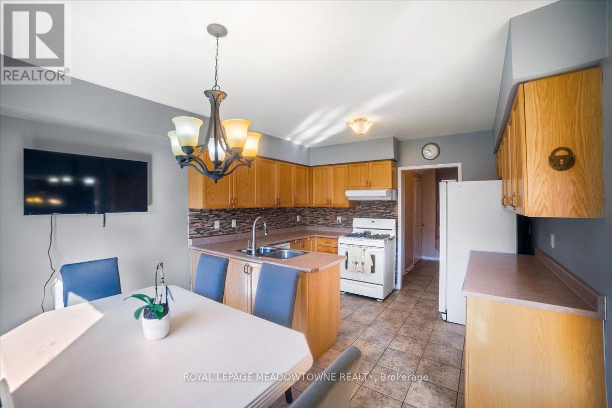 13 Albright Road, Brampton, Ontario  L6X 5C8 - Photo 14 - W12388635