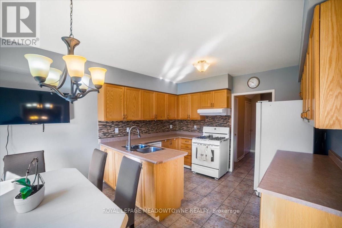 13 Albright Road, Brampton, Ontario  L6X 5C8 - Photo 11 - W12388635