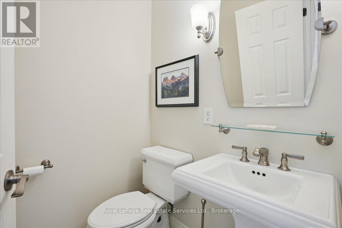 215 Weldon Avenue, Oakville, Ontario  L6K 2H9 - Photo 10 - W12428242