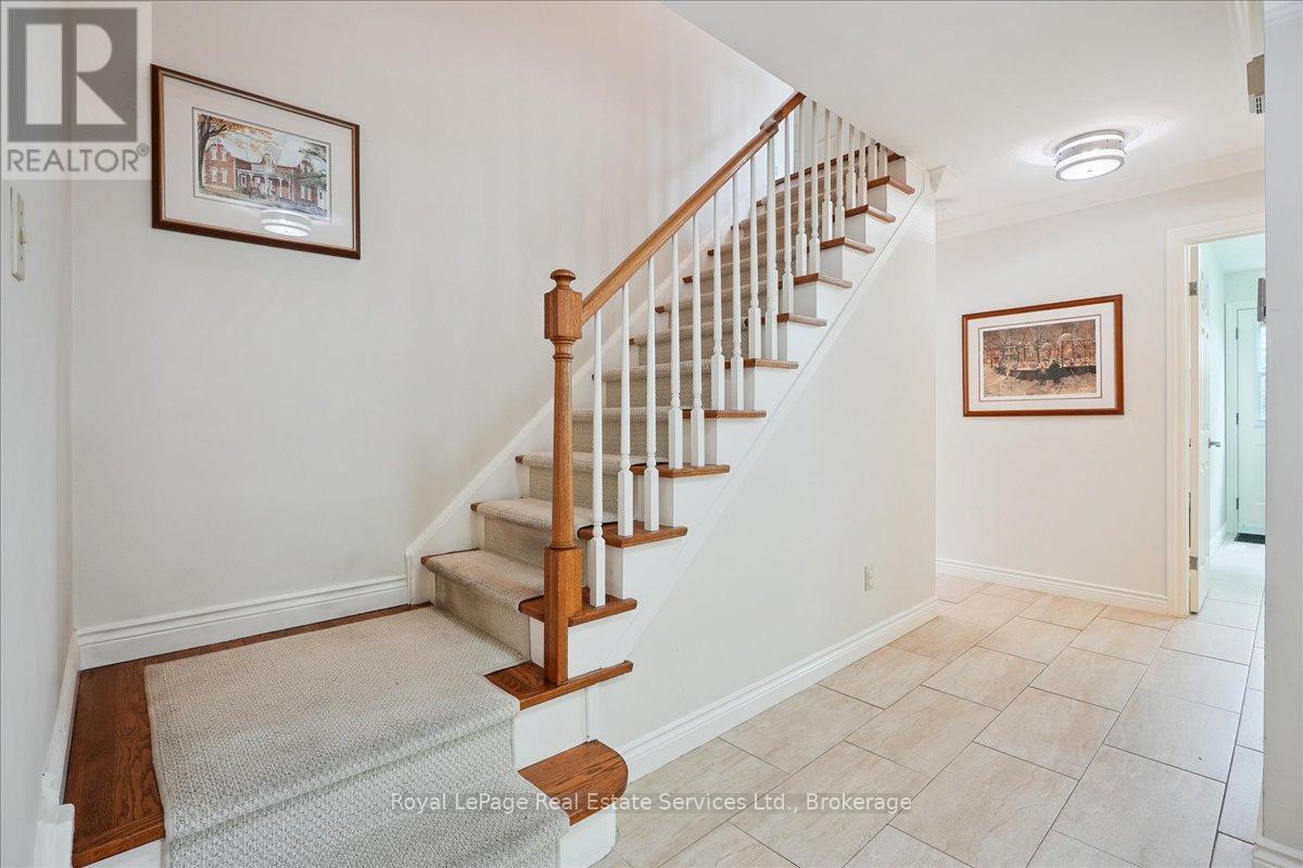 215 Weldon Avenue, Oakville, Ontario  L6K 2H9 - Photo 12 - W12428242