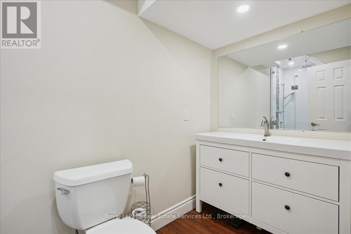 215 Weldon Avenue, Oakville, Ontario  L6K 2H9 - Photo 22 - W12428242