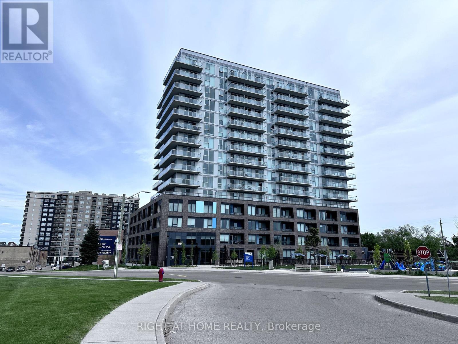 422 - 185 DEERFIELD ROAD, Newmarket, Ontario