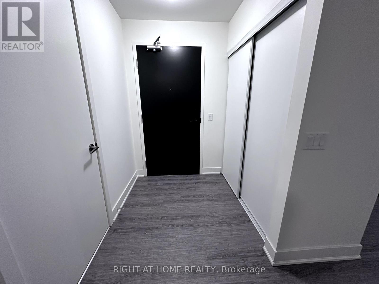 422 - 185 Deerfield Road, Newmarket, Ontario  L3Y 0G7 - Photo 4 - N12428098