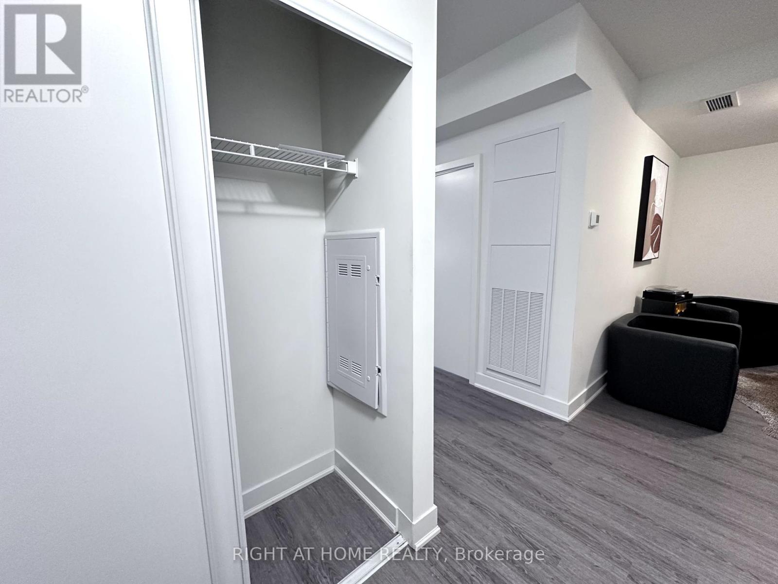 422 - 185 Deerfield Road, Newmarket, Ontario  L3Y 0G7 - Photo 5 - N12428098