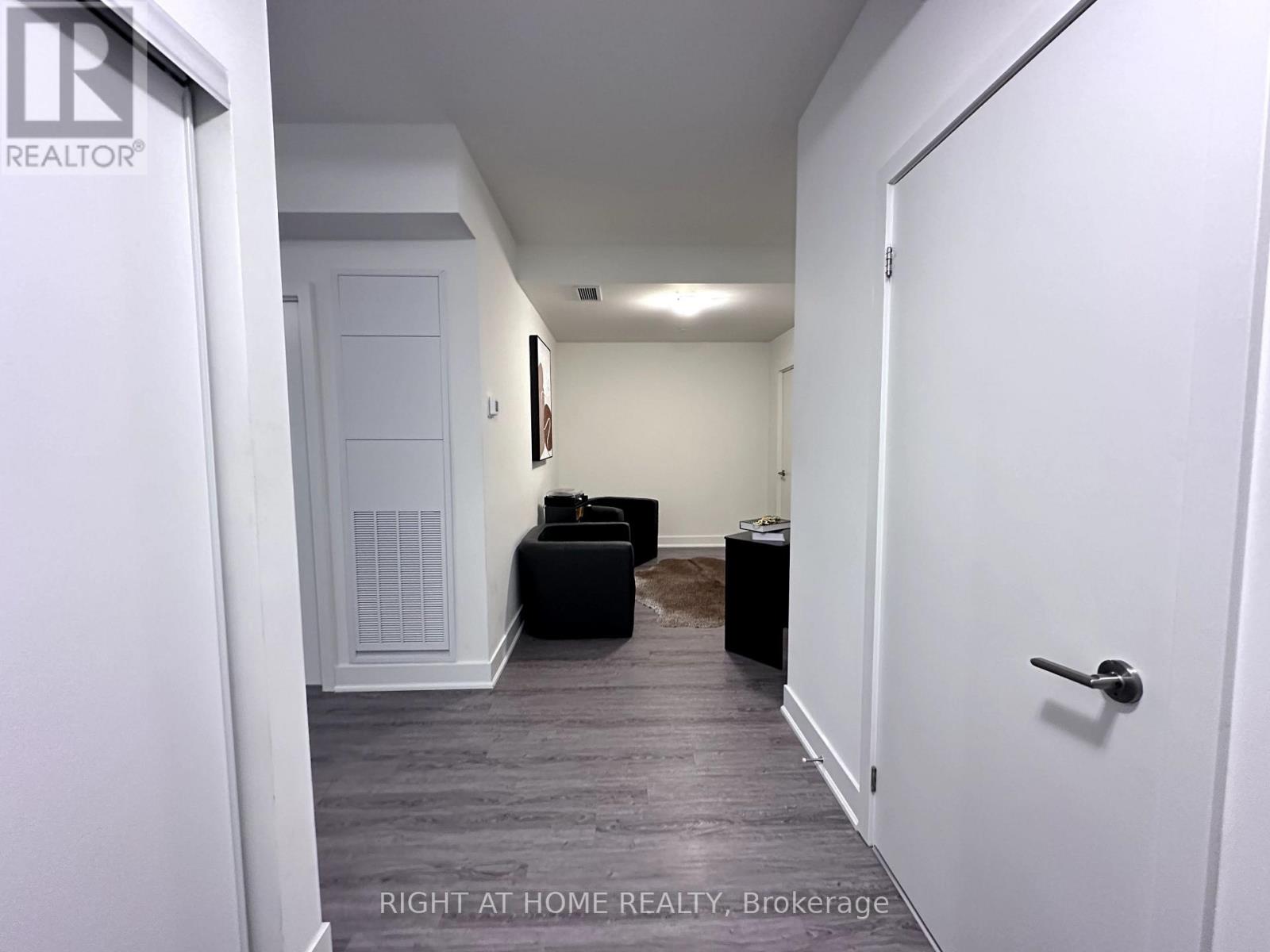 422 - 185 Deerfield Road, Newmarket, Ontario  L3Y 0G7 - Photo 6 - N12428098