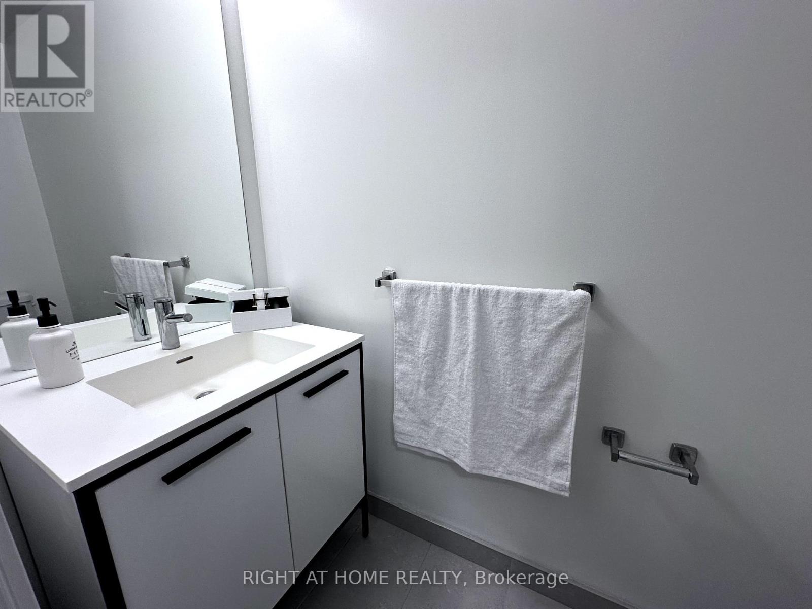 422 - 185 Deerfield Road, Newmarket, Ontario  L3Y 0G7 - Photo 7 - N12428098