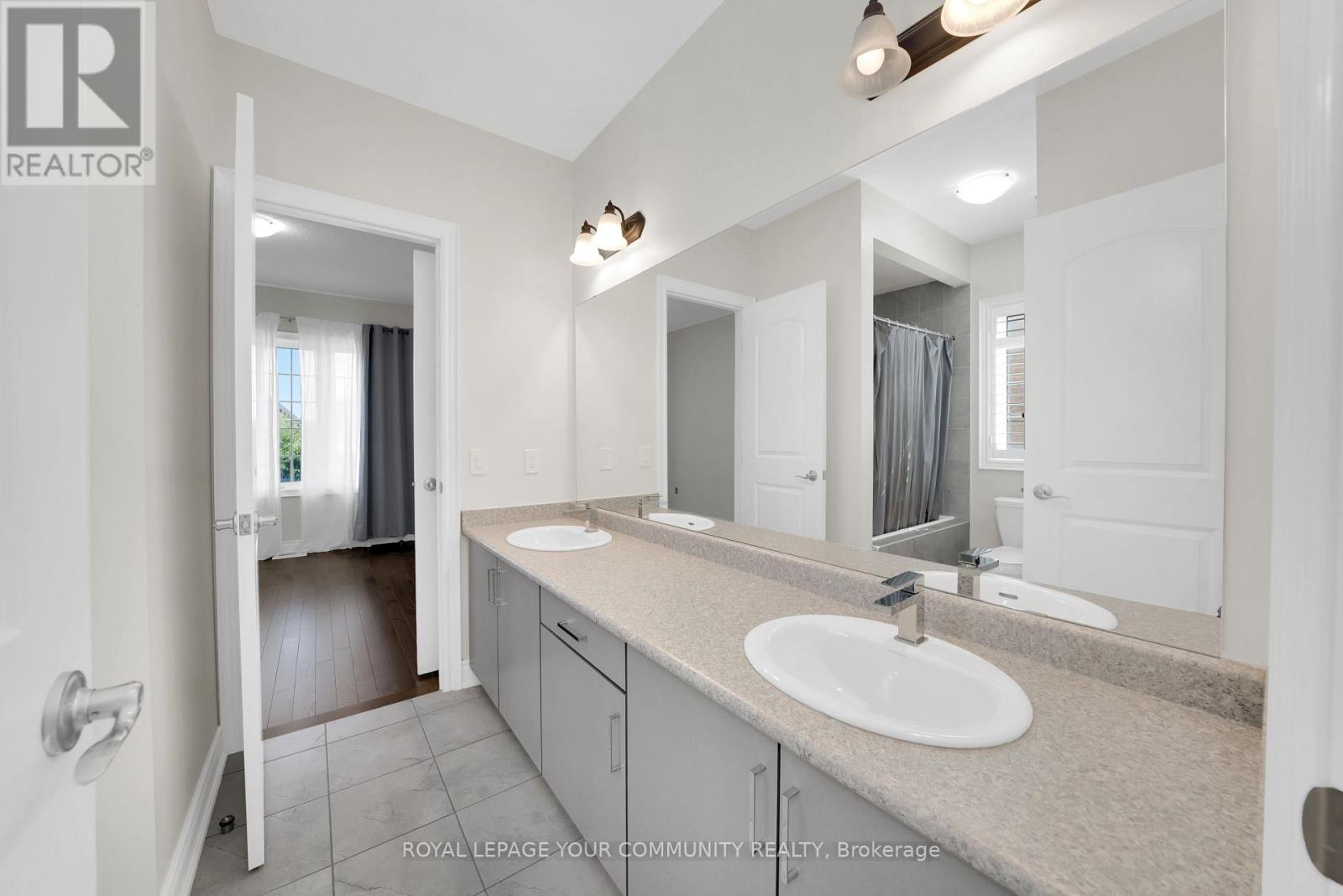 61 Ross Vennare Crescent, Vaughan, Ontario  L4H 4N2 - Photo 35 - N12428151