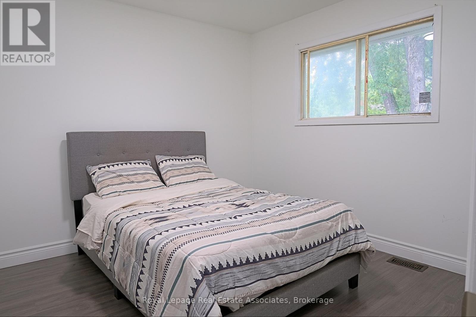 656 Oak Street, Collingwood, Ontario  L9Y 2Z8 - Photo 12 - S12428108