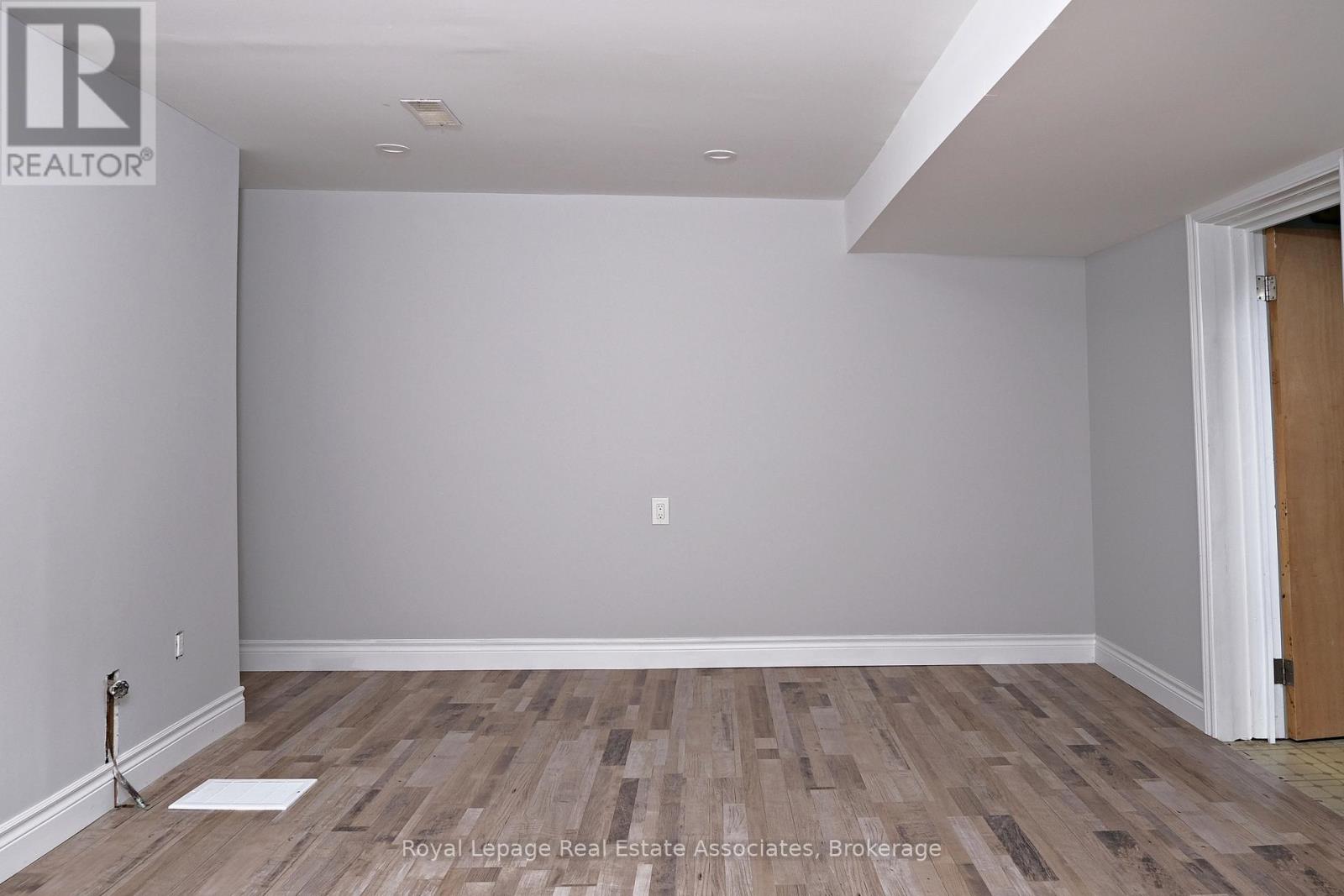 656 Oak Street, Collingwood, Ontario  L9Y 2Z8 - Photo 14 - S12428108