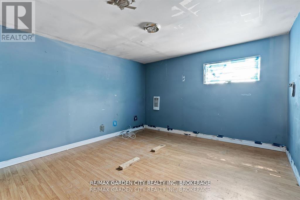 231 Lincoln Road W, Fort Erie, Ontario  L0S 1B0 - Photo 11 - X12428158