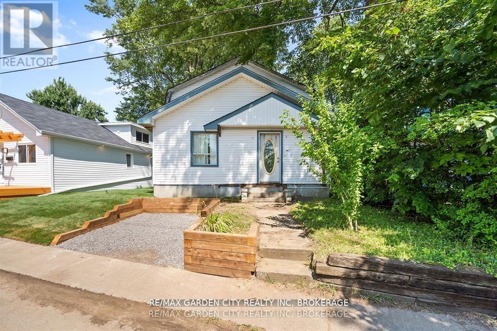 231 Lincoln Road W, Fort Erie, Ontario  L0S 1B0 - Photo 2 - X12428158