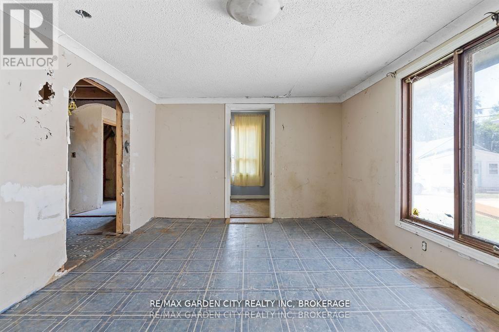 231 Lincoln Road W, Fort Erie, Ontario  L0S 1B0 - Photo 6 - X12428158