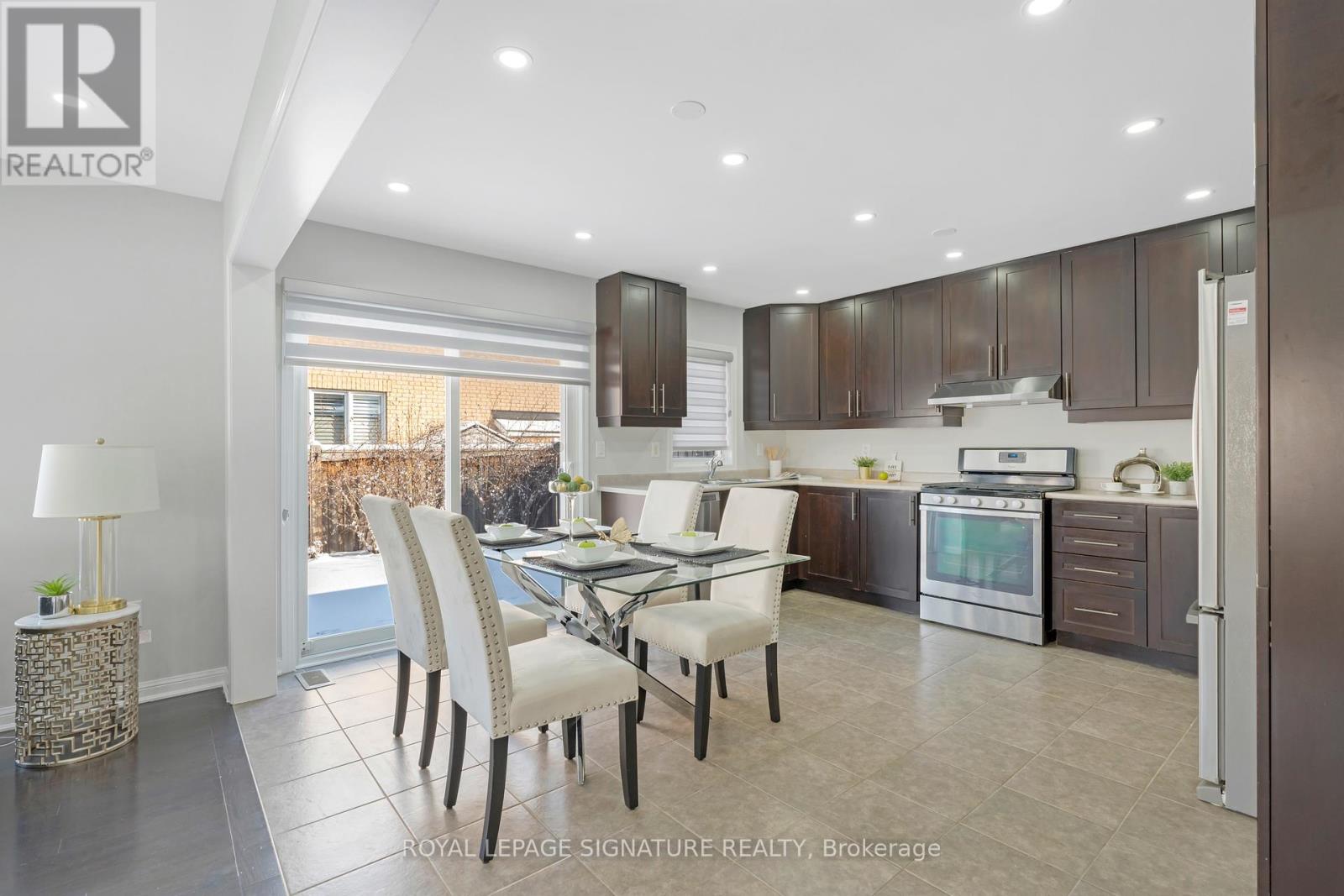 897 Farmstead Drive, Milton, Ontario  L9T 8J5 - Photo 14 - W12428086
