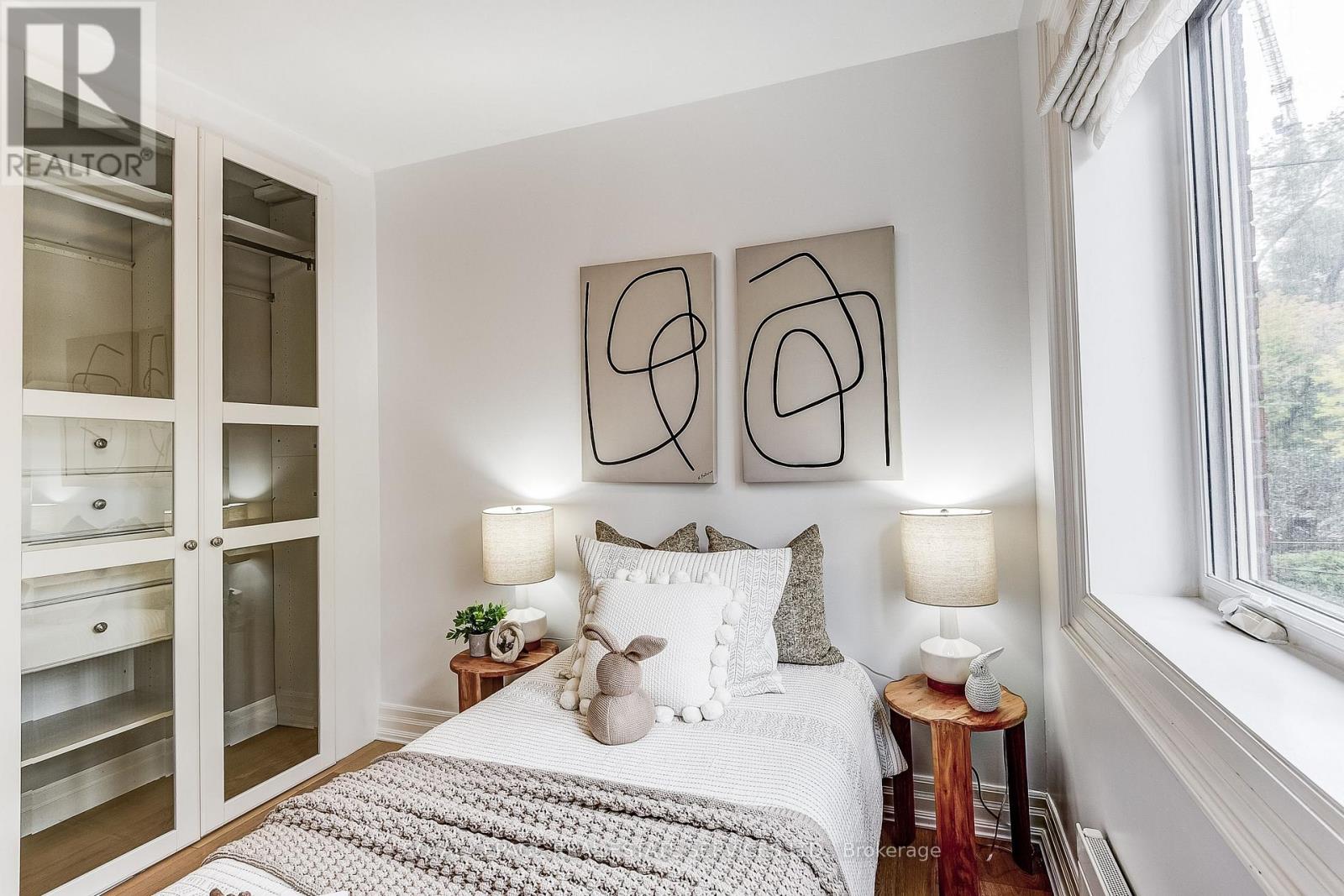 16 Larkin Avenue, Toronto, Ontario  M6S 1L8 - Photo 33 - W12428092
