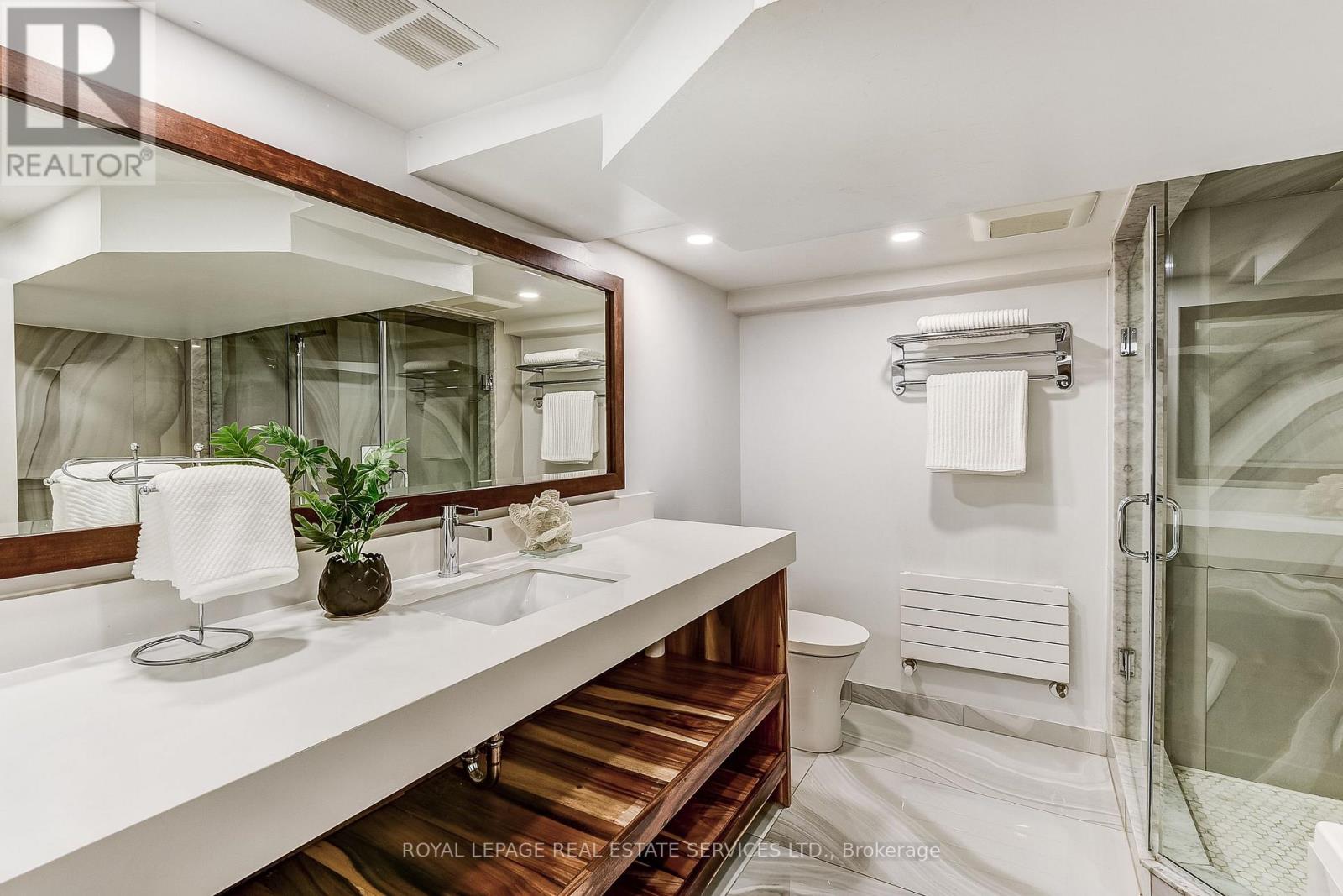 16 Larkin Avenue, Toronto, Ontario  M6S 1L8 - Photo 37 - W12428092