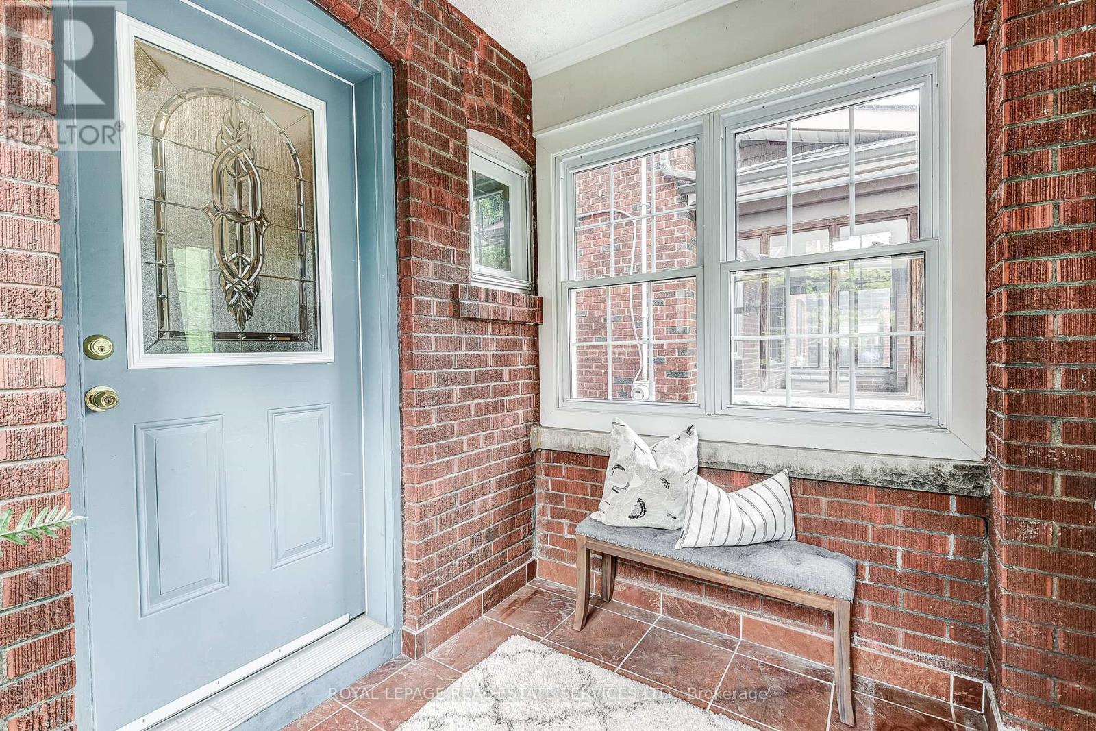 16 Larkin Avenue, Toronto, Ontario  M6S 1L8 - Photo 5 - W12428092
