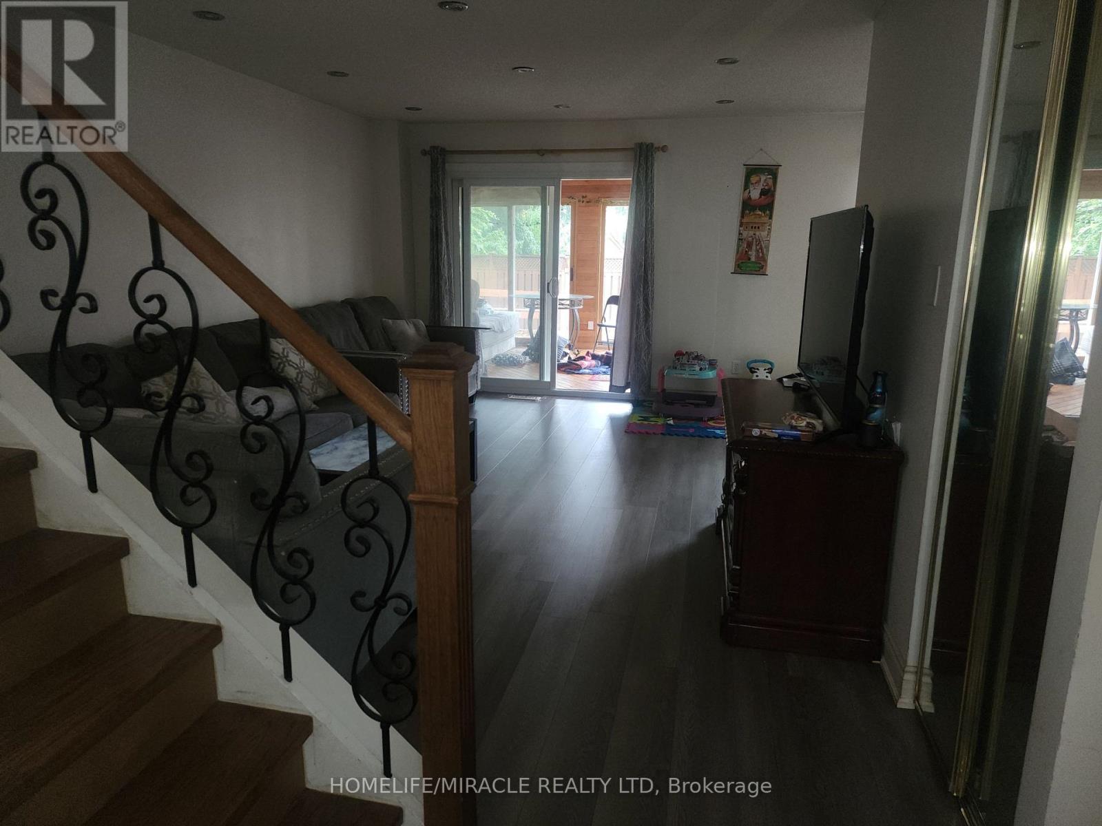 23 Wesmorland Avenue, Brampton, Ontario  L6Z 1E7 - Photo 3 - W12428124