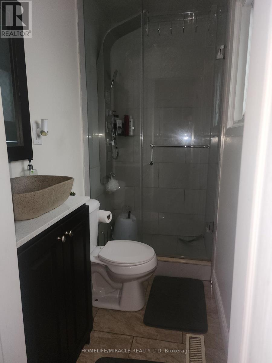 23 Wesmorland Avenue, Brampton, Ontario  L6Z 1E7 - Photo 6 - W12428124