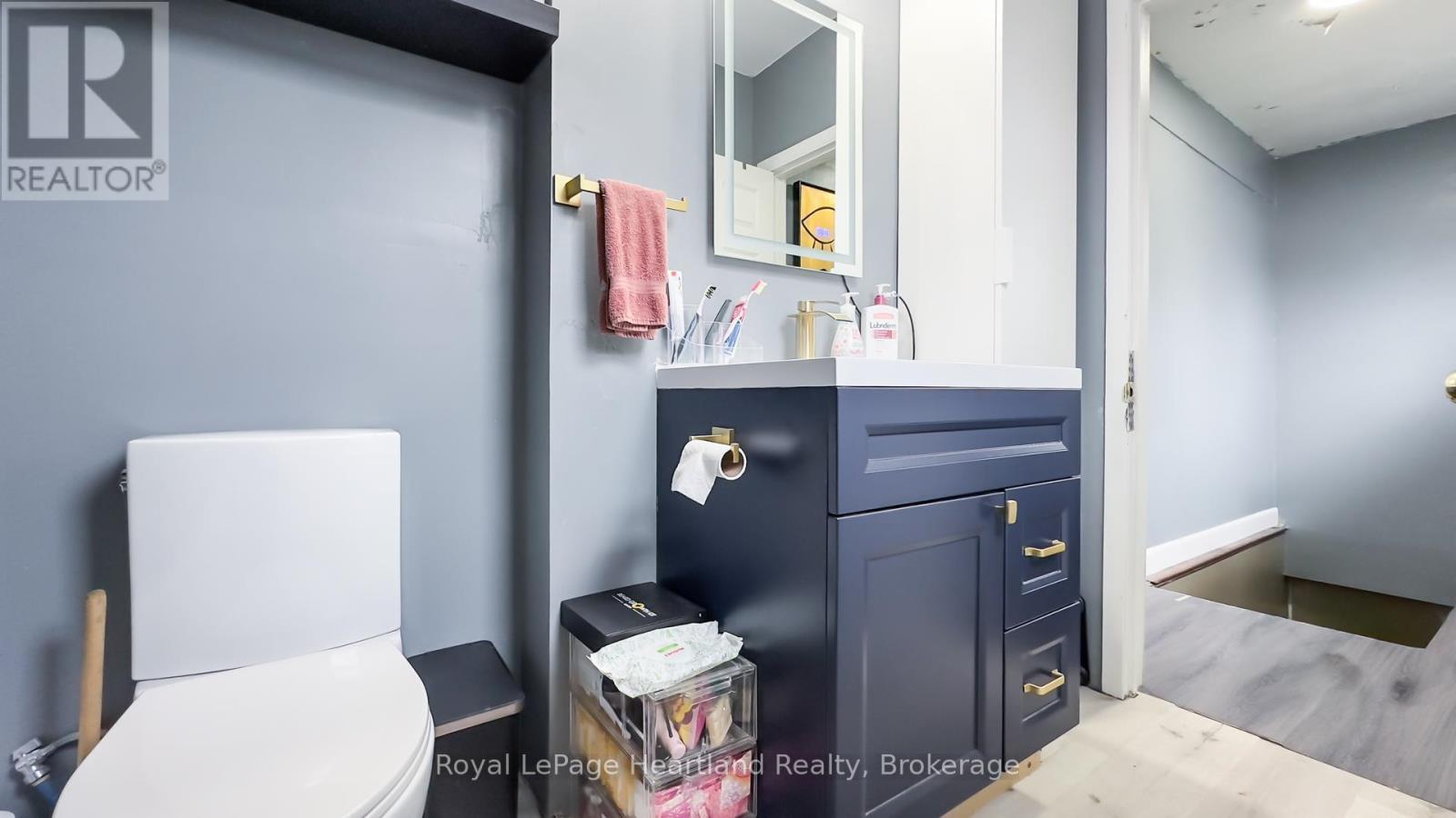 117 Main Street, North Middlesex, Ontario  N0M 1A0 - Photo 16 - X12428348