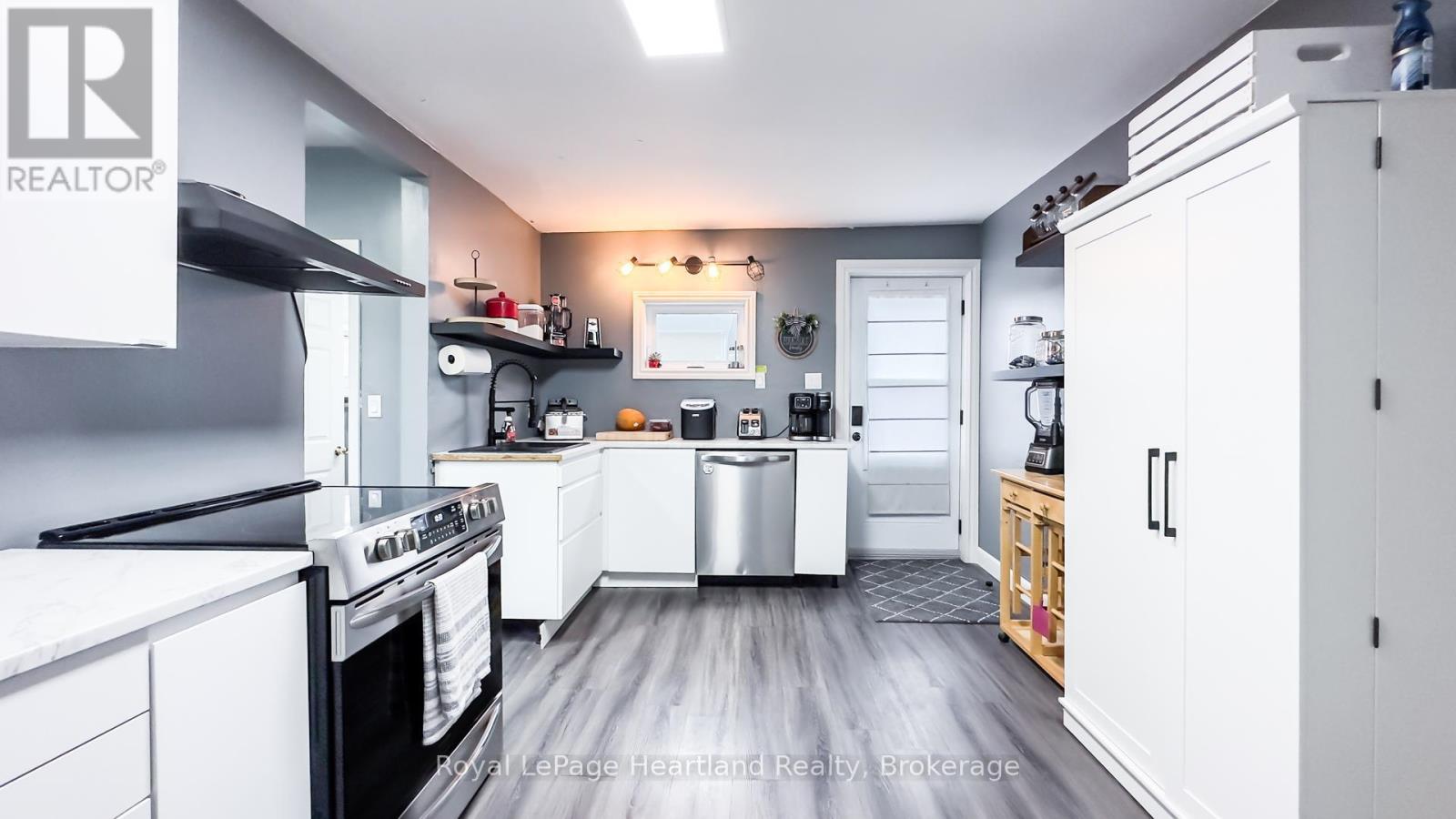 117 Main Street, North Middlesex, Ontario  N0M 1A0 - Photo 6 - X12428348