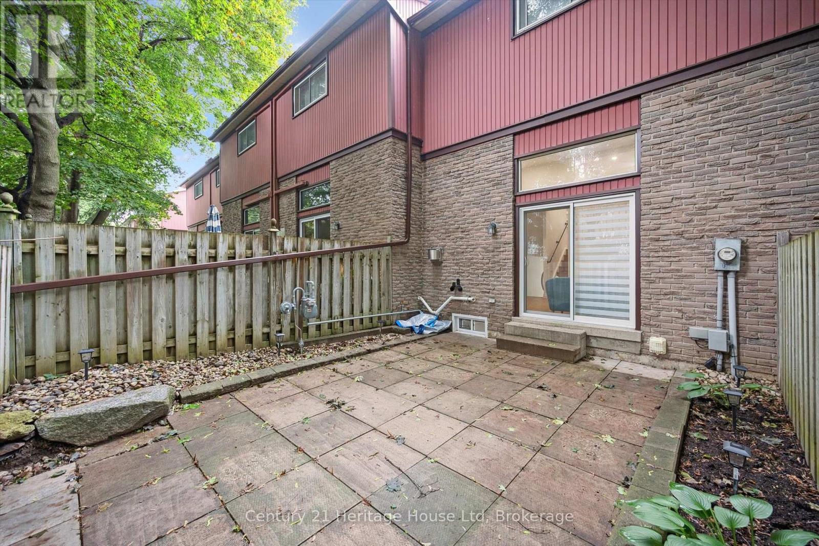 10 - 2 Worton Avenue, Guelph, Ontario  N1H 7C5 - Photo 33 - X12428374