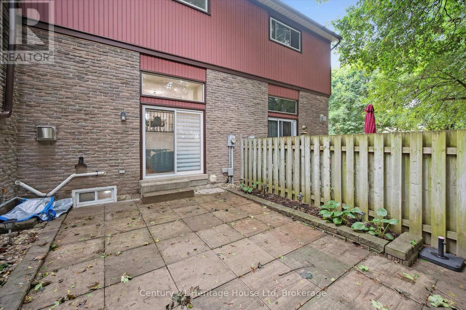 10 - 2 Worton Avenue, Guelph, Ontario  N1H 7C5 - Photo 34 - X12428374