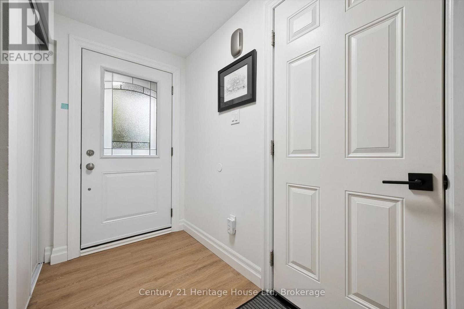 10 - 2 Worton Avenue, Guelph, Ontario  N1H 7C5 - Photo 5 - X12428374