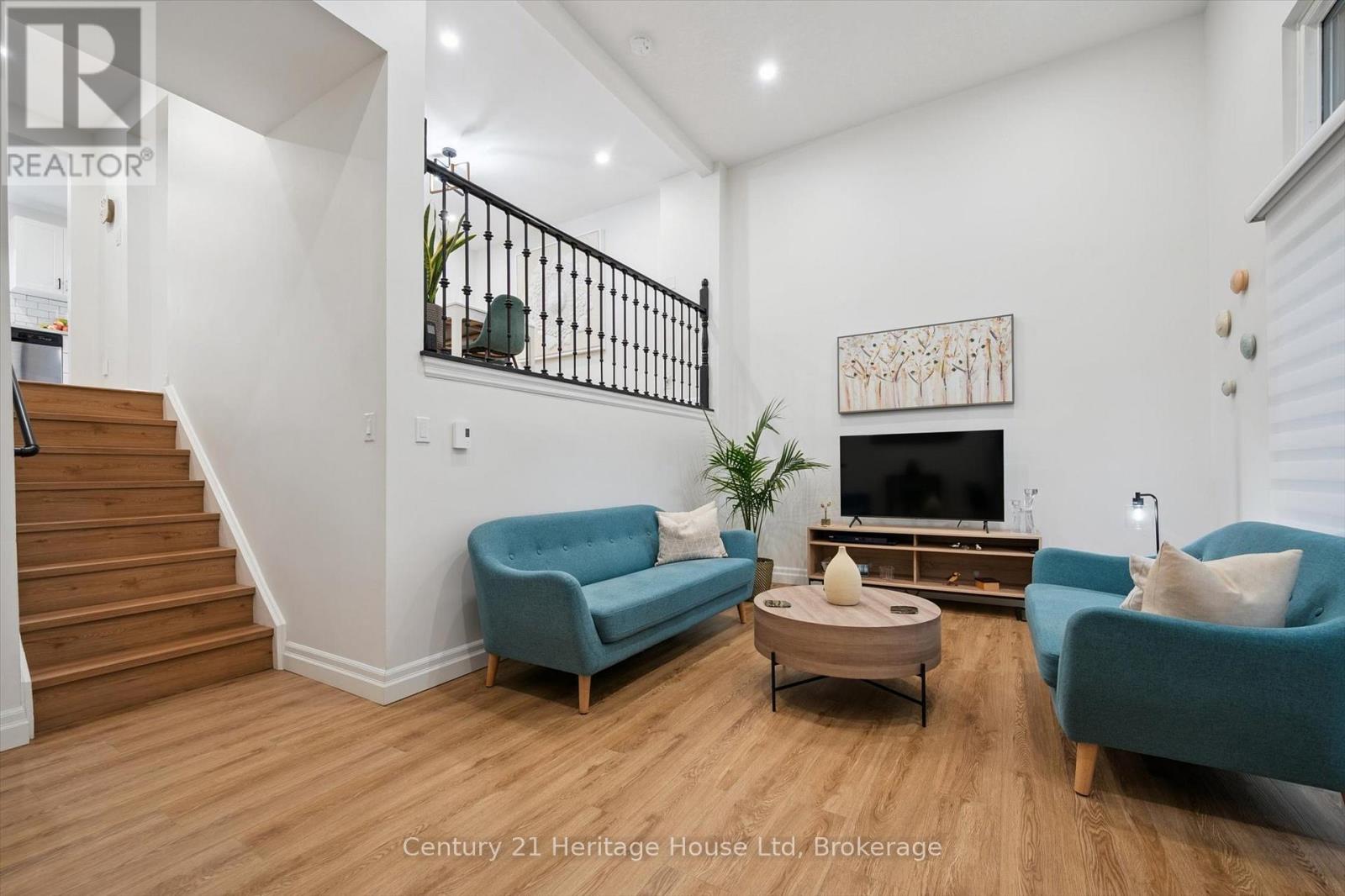 10 - 2 Worton Avenue, Guelph, Ontario  N1H 7C5 - Photo 8 - X12428374