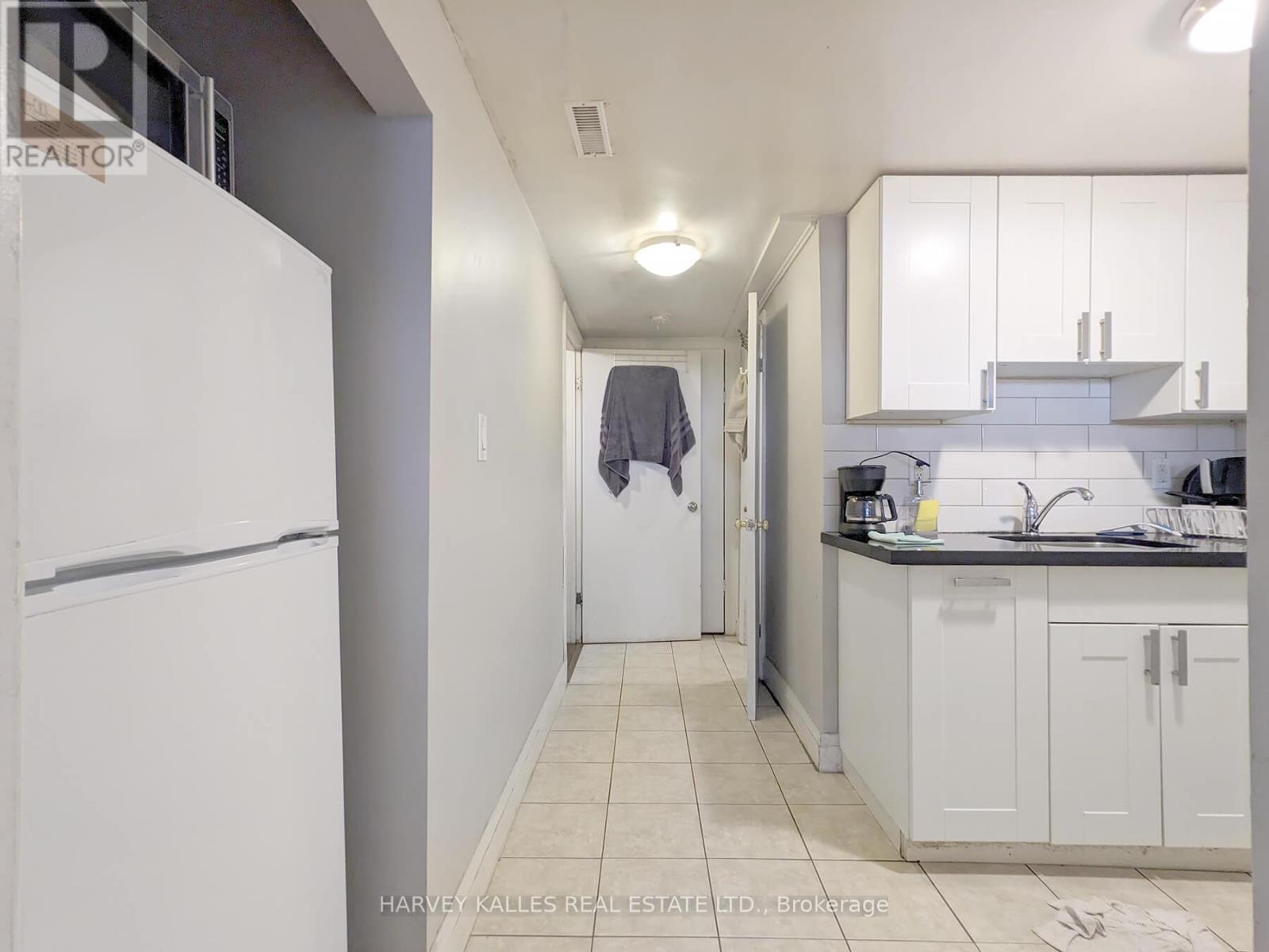 Lower - 242 Robina Avenue, Toronto, Ontario  M6C 3Z1 - Photo 6 - C12428247