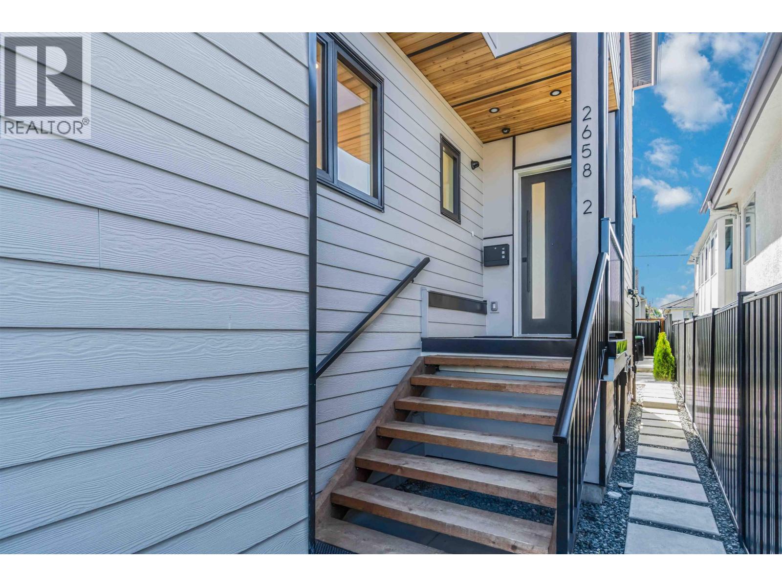 2 2658 Dundas Street, Vancouver, British Columbia  V5K 1P9 - Photo 3 - R3052561