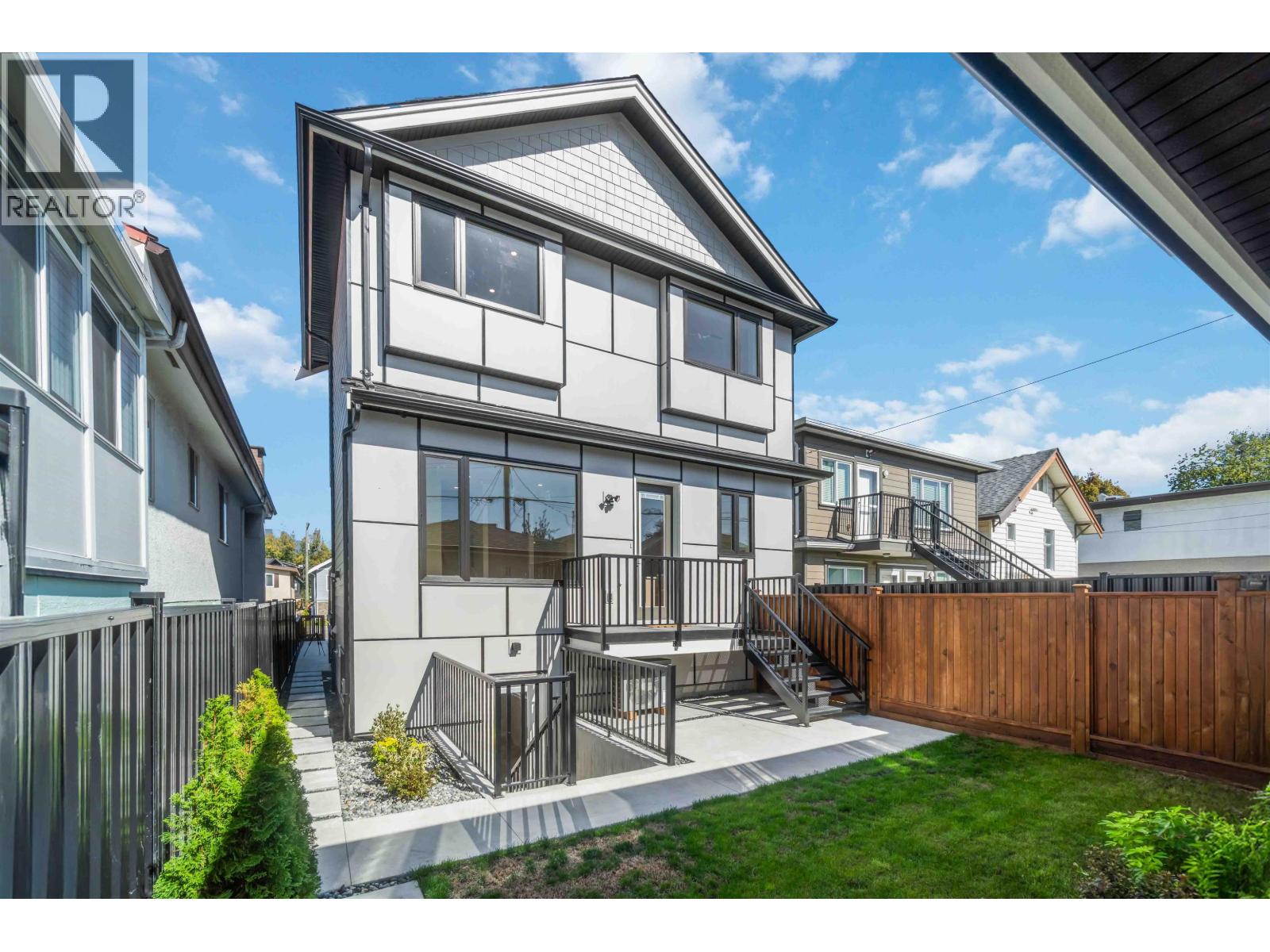 2 2658 Dundas Street, Vancouver, British Columbia  V5K 1P9 - Photo 4 - R3052561