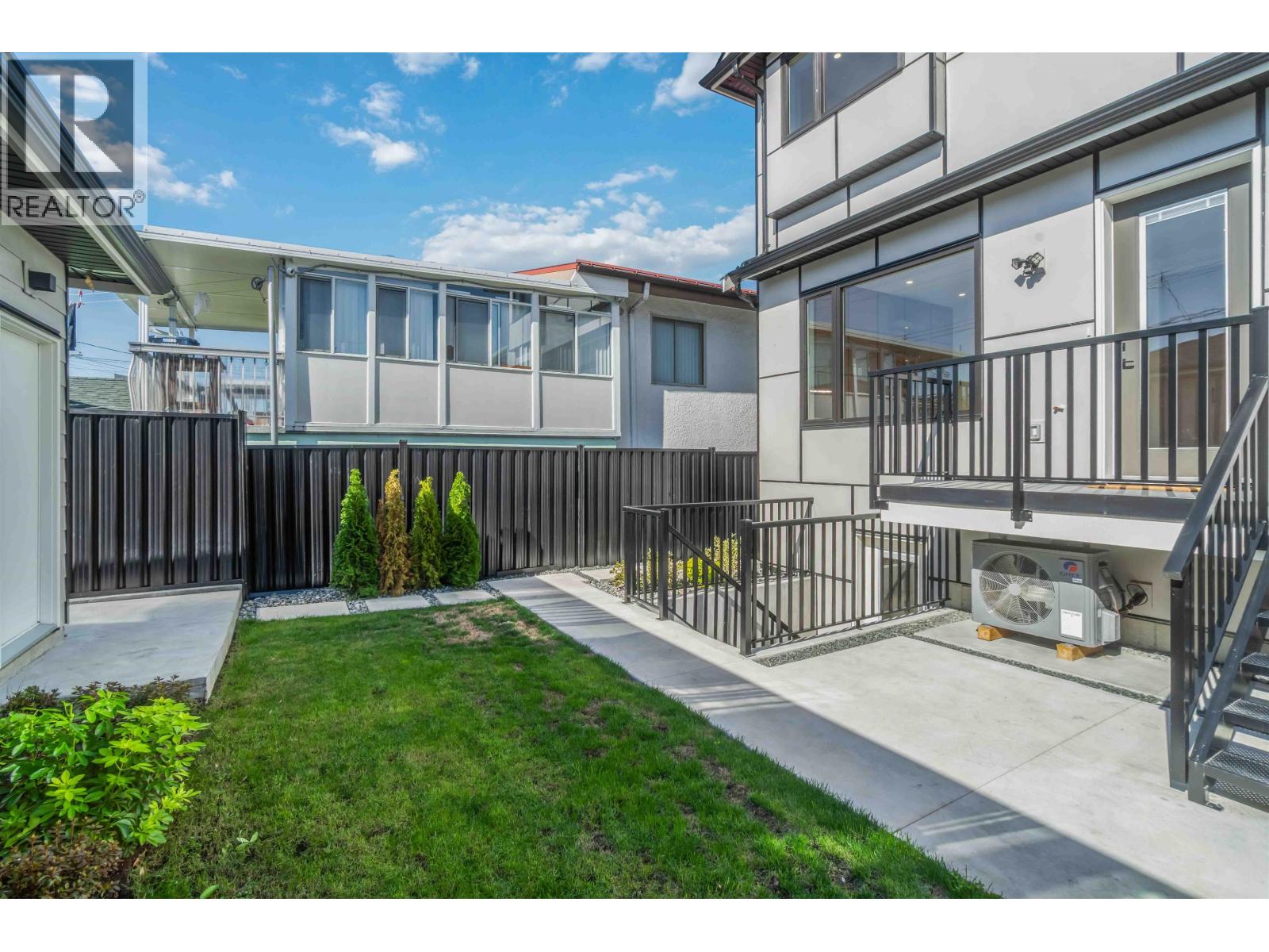 2 2658 Dundas Street, Vancouver, British Columbia  V5K 1P9 - Photo 8 - R3052561