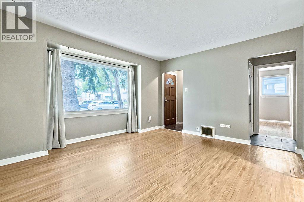 906 Rundle Crescent Ne, Calgary, Alberta  T2M 3B9 - Photo 11 - A2254834