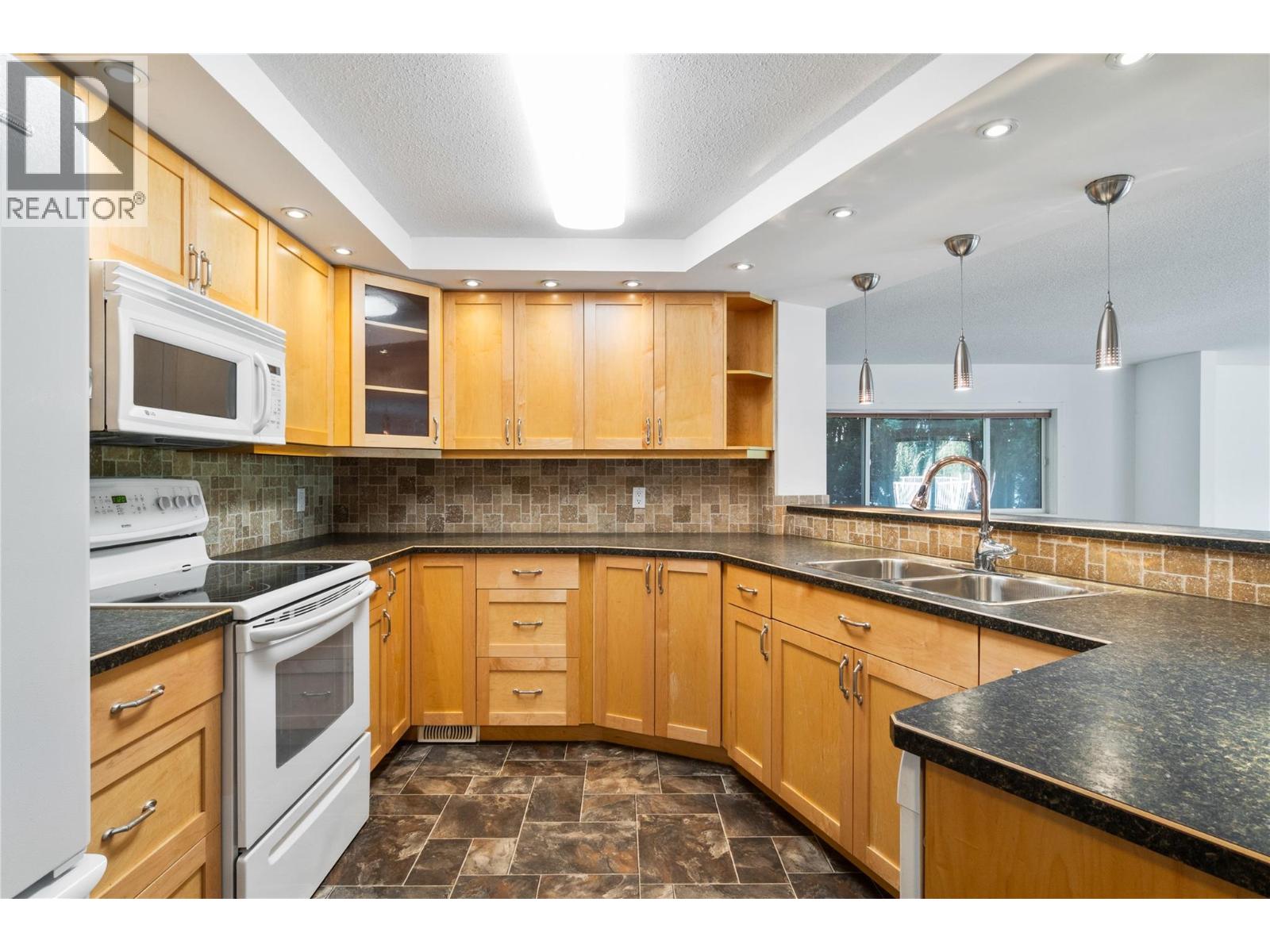 2662 Centennial Drive, Blind Bay, British Columbia  V0E 1H1 - Photo 3 - 10363975