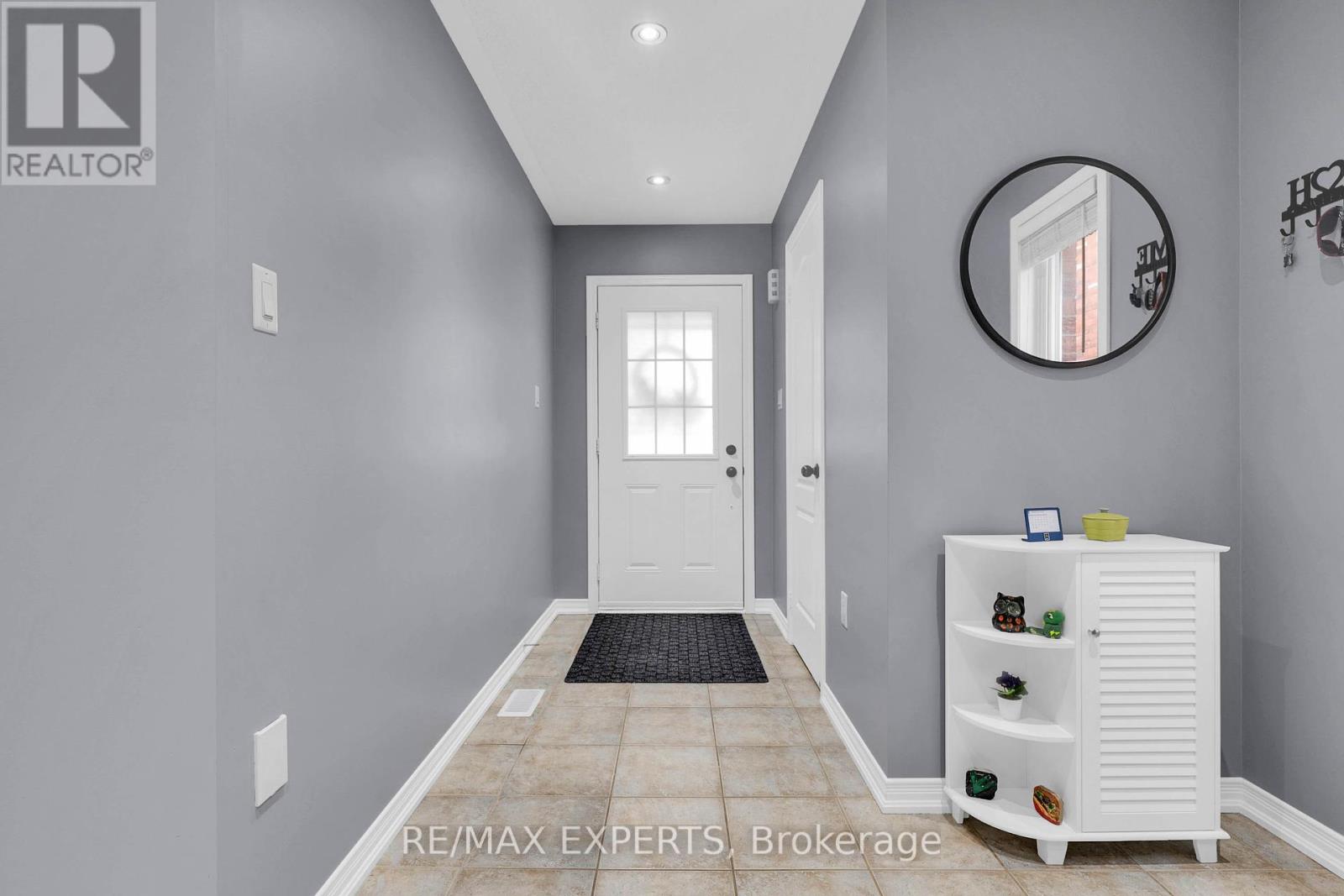 43 Carter Street, Bradford West Gwillimbury, Ontario  L3Z 2A4 - Photo 4 - N12428168