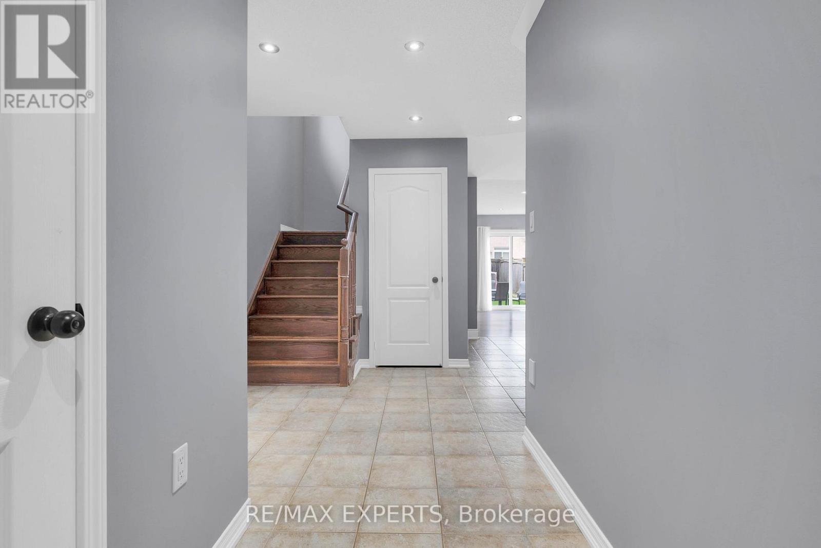 43 Carter Street, Bradford West Gwillimbury, Ontario  L3Z 2A4 - Photo 5 - N12428168
