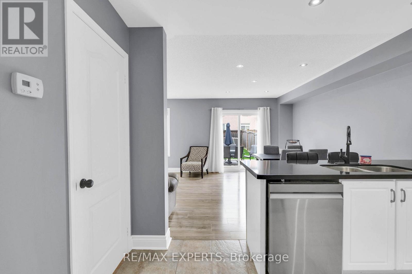 43 Carter Street, Bradford West Gwillimbury, Ontario  L3Z 2A4 - Photo 6 - N12428168