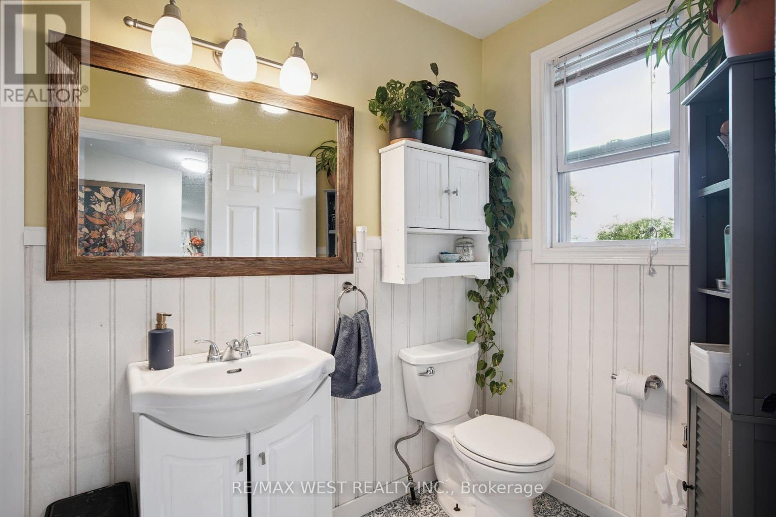 10 Patty Lane, Georgina, Ontario  L0E 1S0 - Photo 6 - N12428197