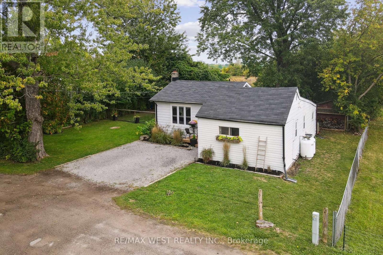 10 Patty Lane, Georgina, Ontario  L0E 1S0 - Photo 9 - N12428197