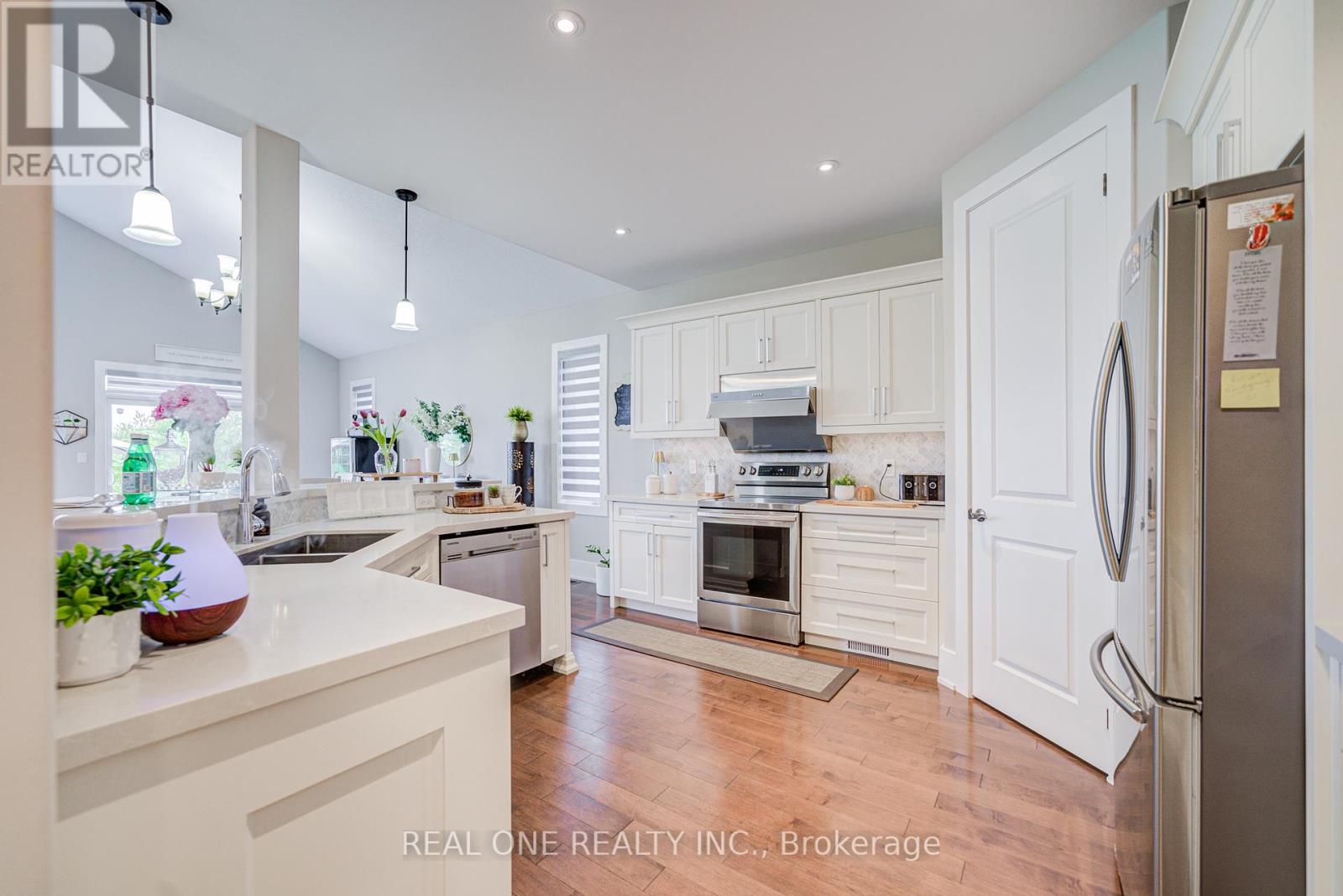 295 Sunnybrae Avenue, Innisfil, Ontario  L9S 0K9 - Photo 9 - N12428262
