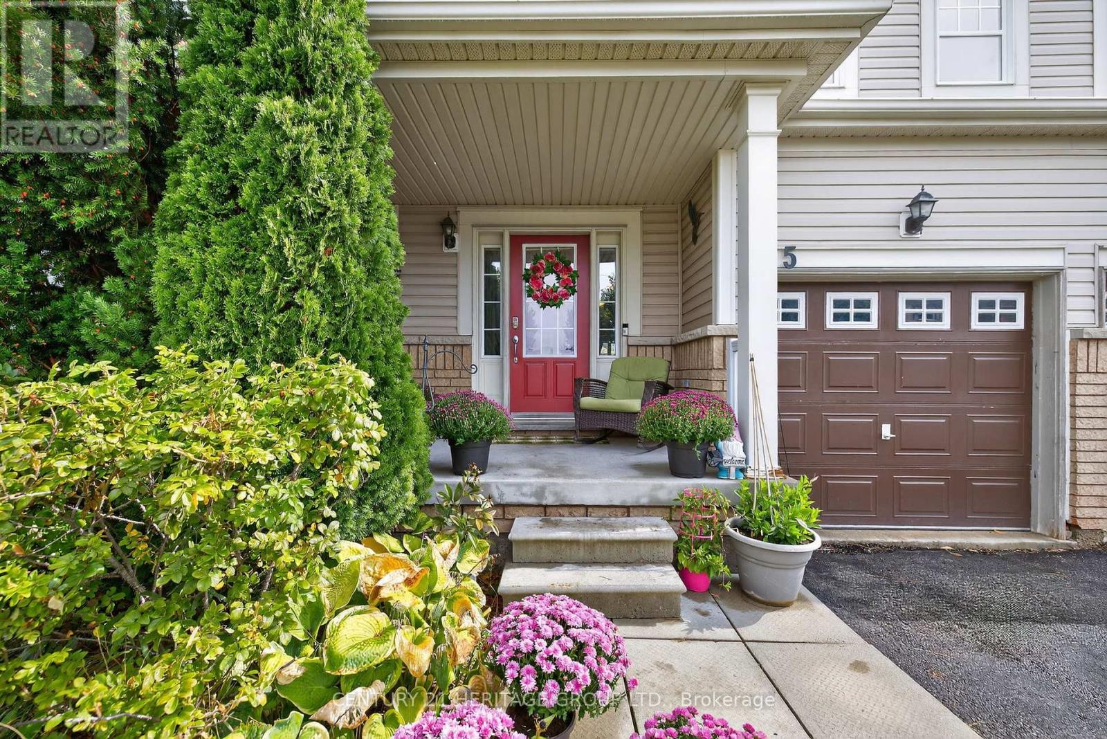 5 Booth Street, Bradford West Gwillimbury, Ontario  L3Z 0A3 - Photo 2 - N12428267