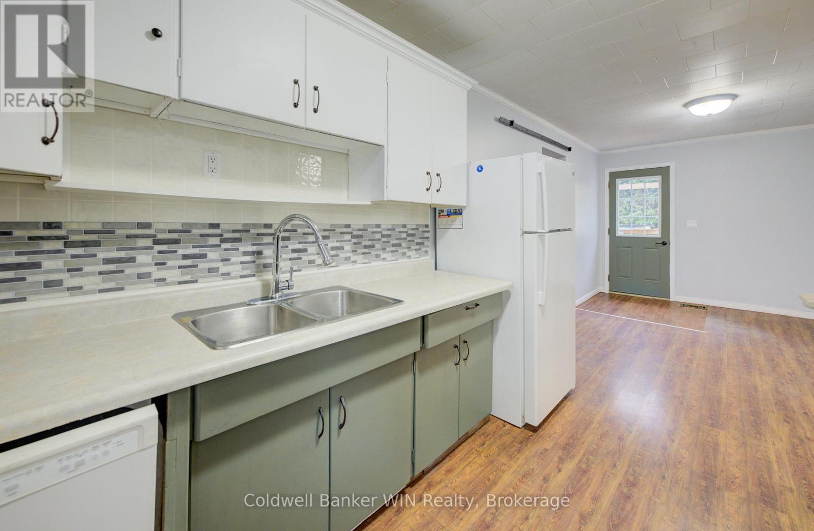441 Waterloo Street, Wellington North, Ontario  N0G 2L3 - Photo 18 - X12425427
