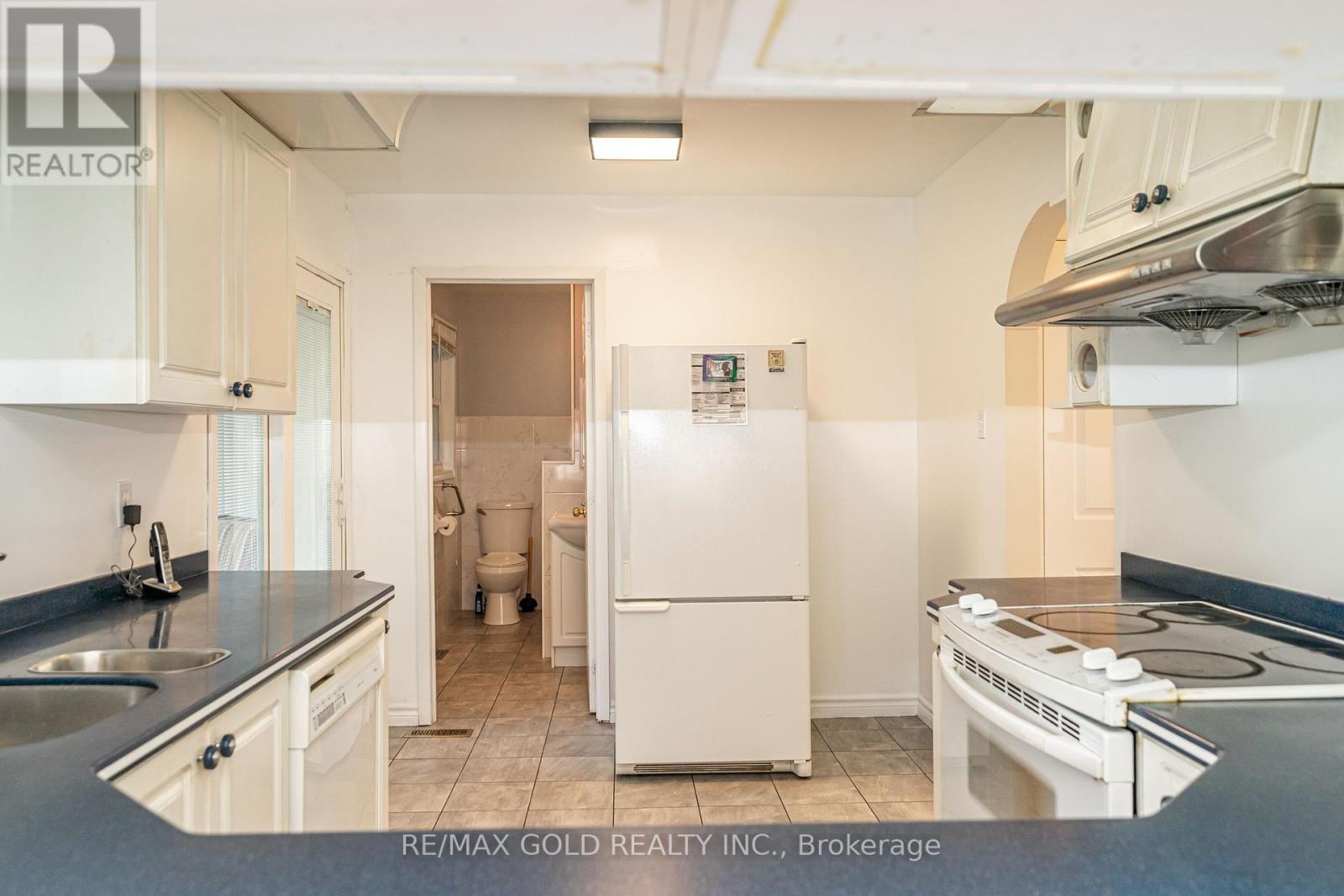 12 Lorraine Crescent, Brampton, Ontario  L6S 2R7 - Photo 11 - W12428209