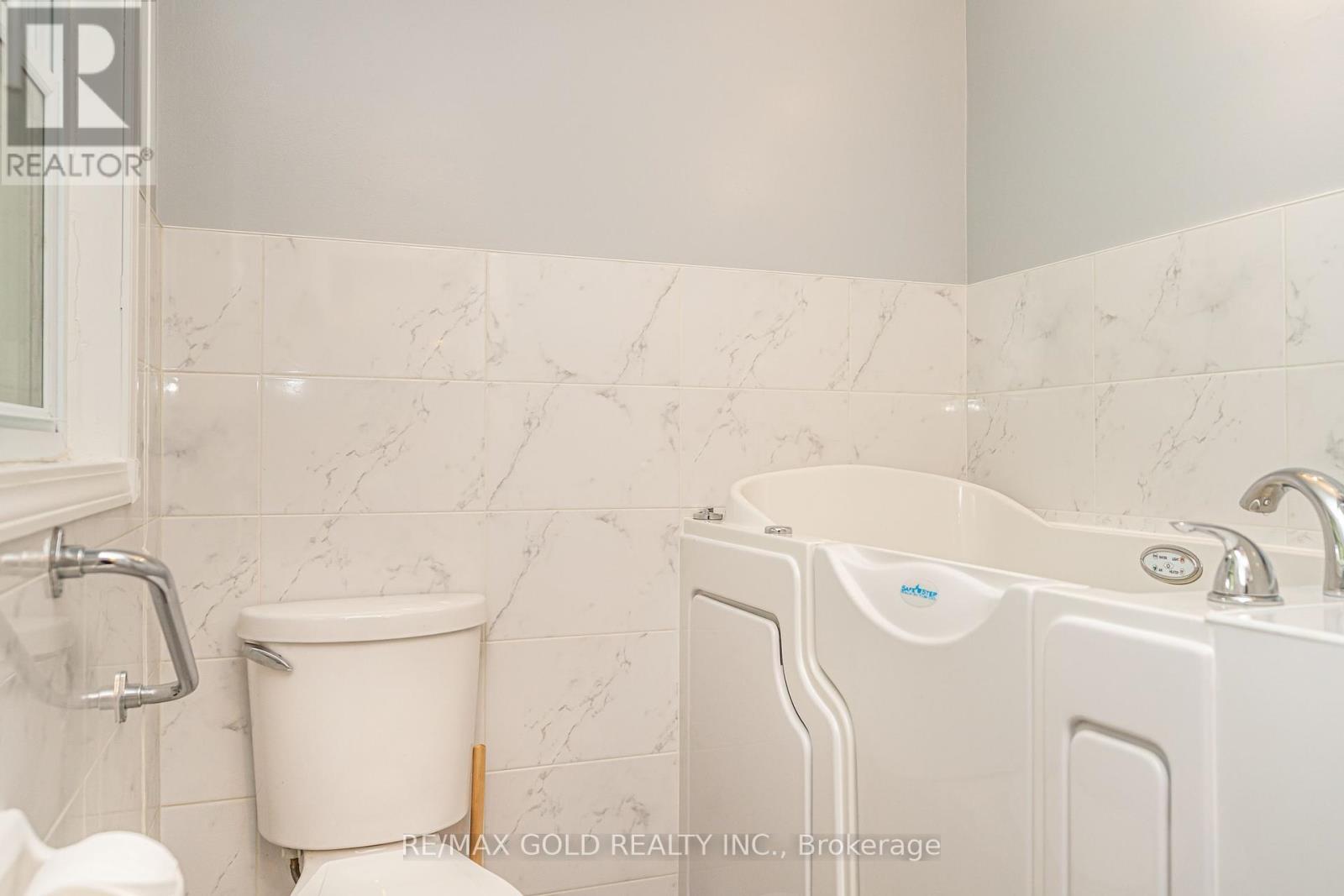 12 Lorraine Crescent, Brampton, Ontario  L6S 2R7 - Photo 17 - W12428209