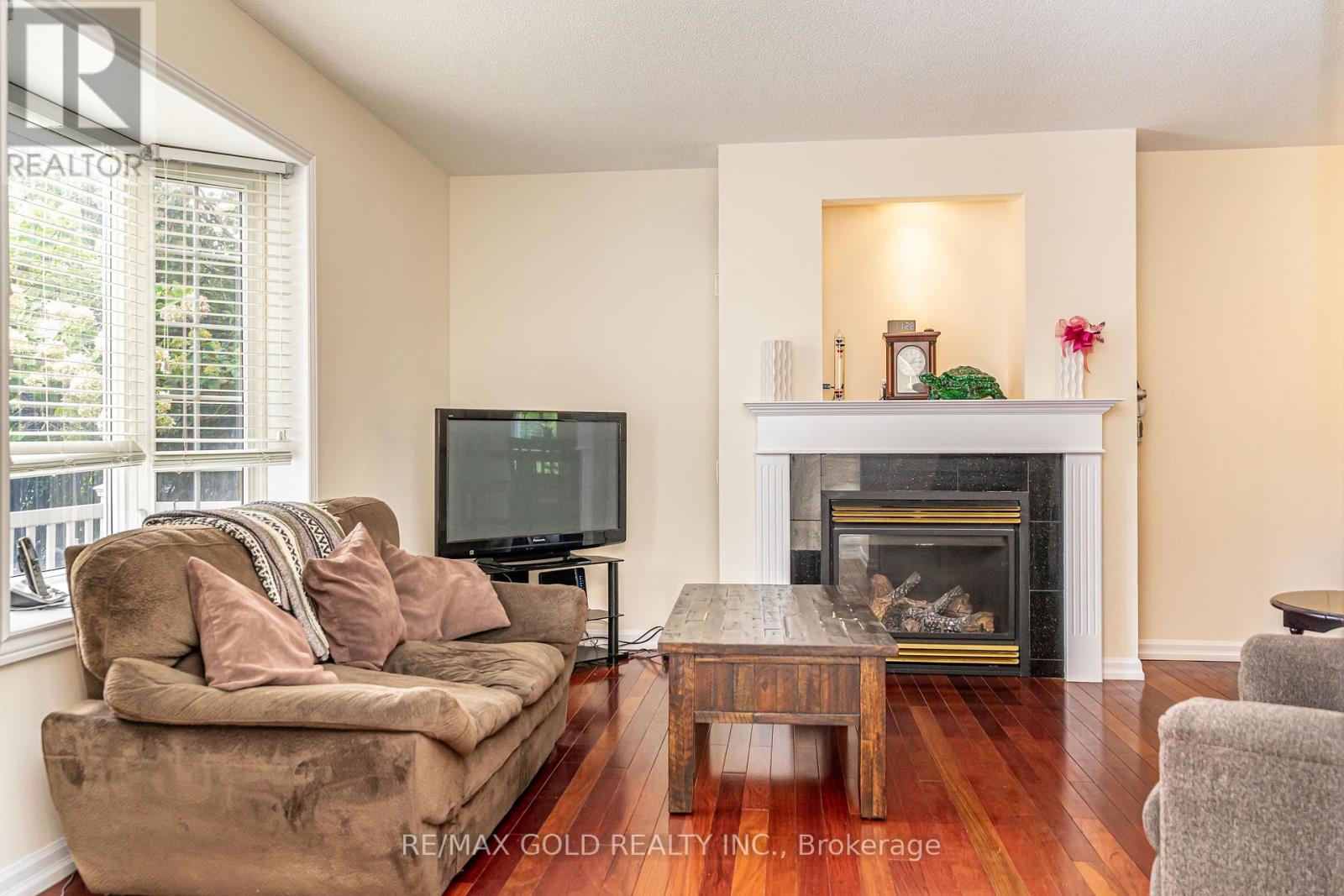 12 Lorraine Crescent, Brampton, Ontario  L6S 2R7 - Photo 7 - W12428209
