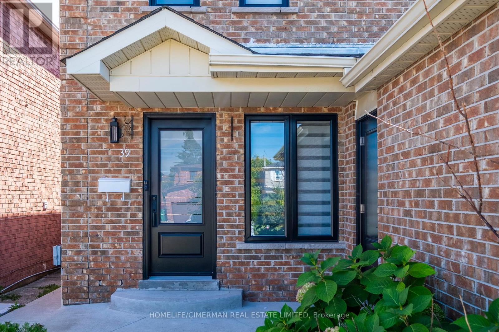 39 Stanwell Drive, Brampton, Ontario  L6Z 3Y8 - Photo 4 - W12428212