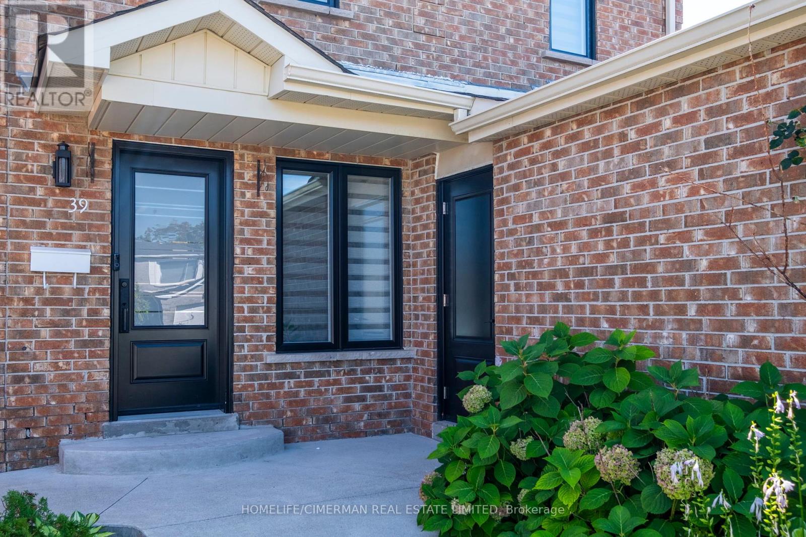 39 Stanwell Drive, Brampton, Ontario  L6Z 3Y8 - Photo 5 - W12428212